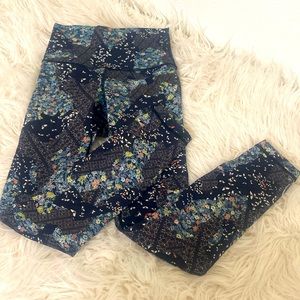 🍋LULULEMON 🍋 leggings like new super cute pattern🌈❤️